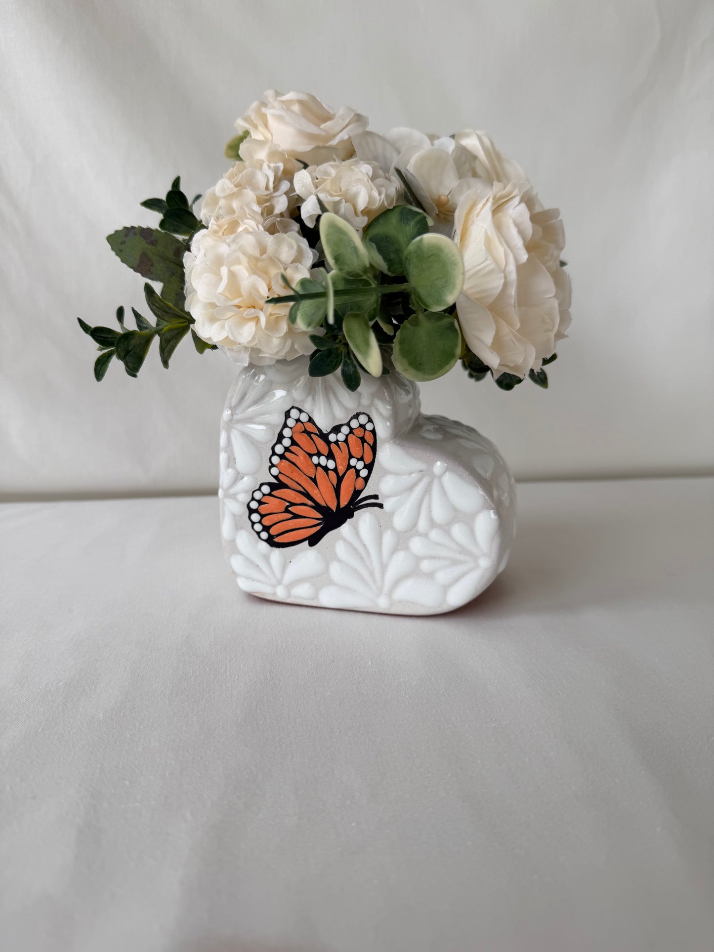 Monarca White Heart Vase