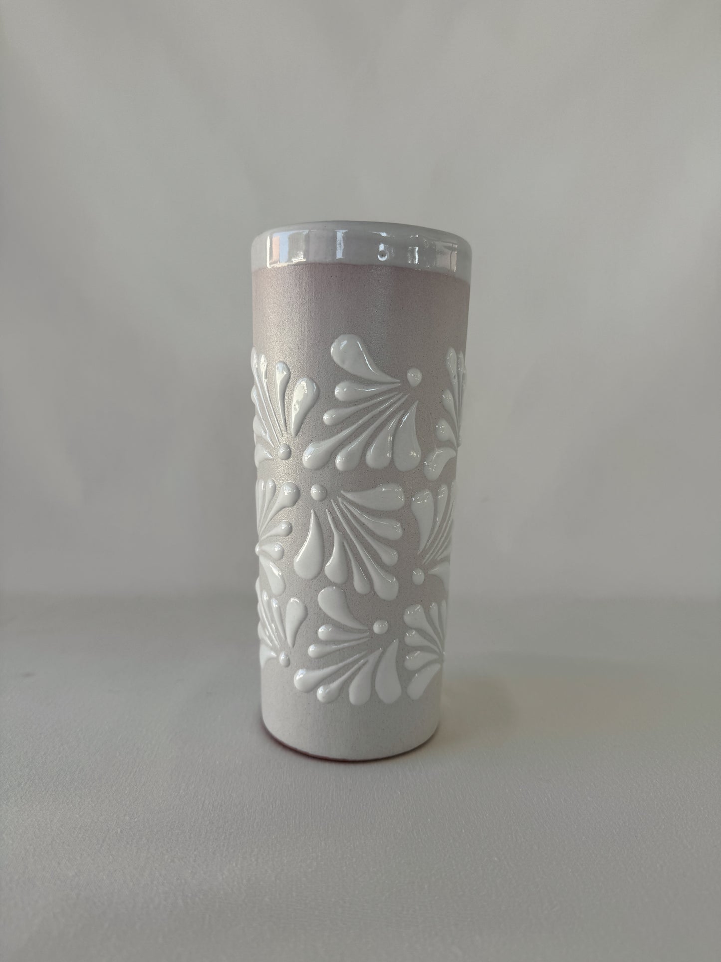 White Vaso with Fan Design