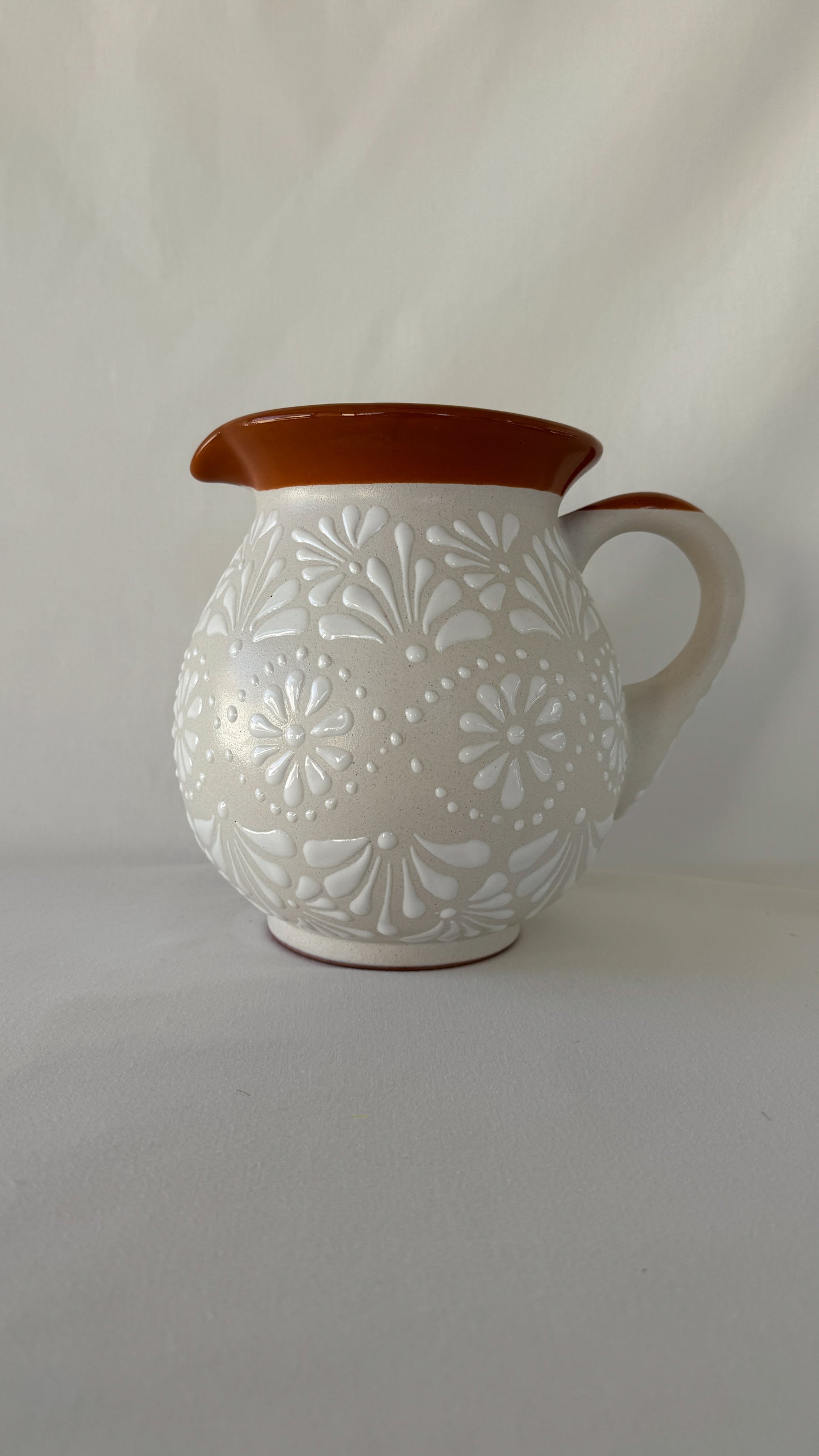 Round Brown Rim Jarrita