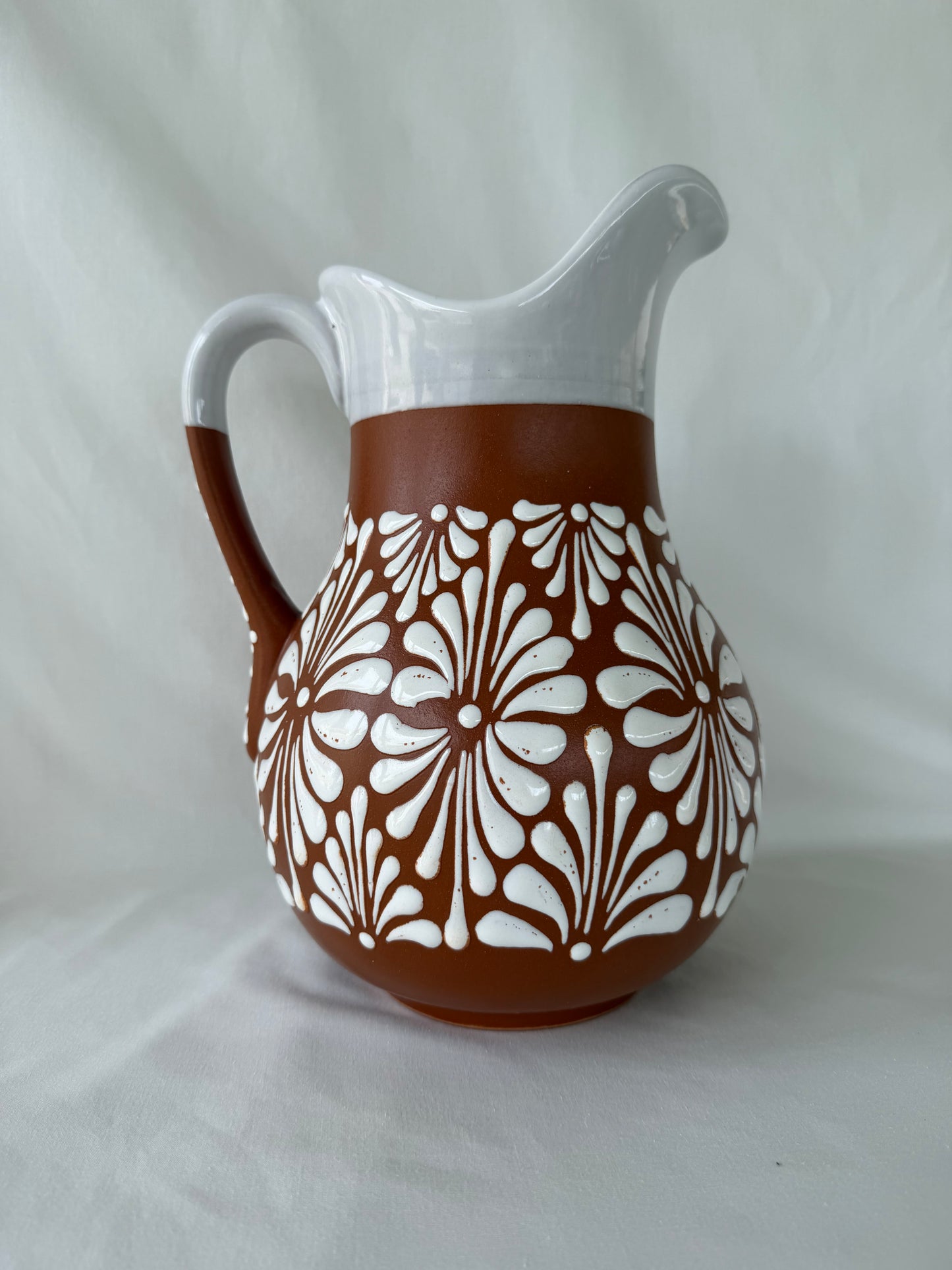 Brown Jarra White Rim